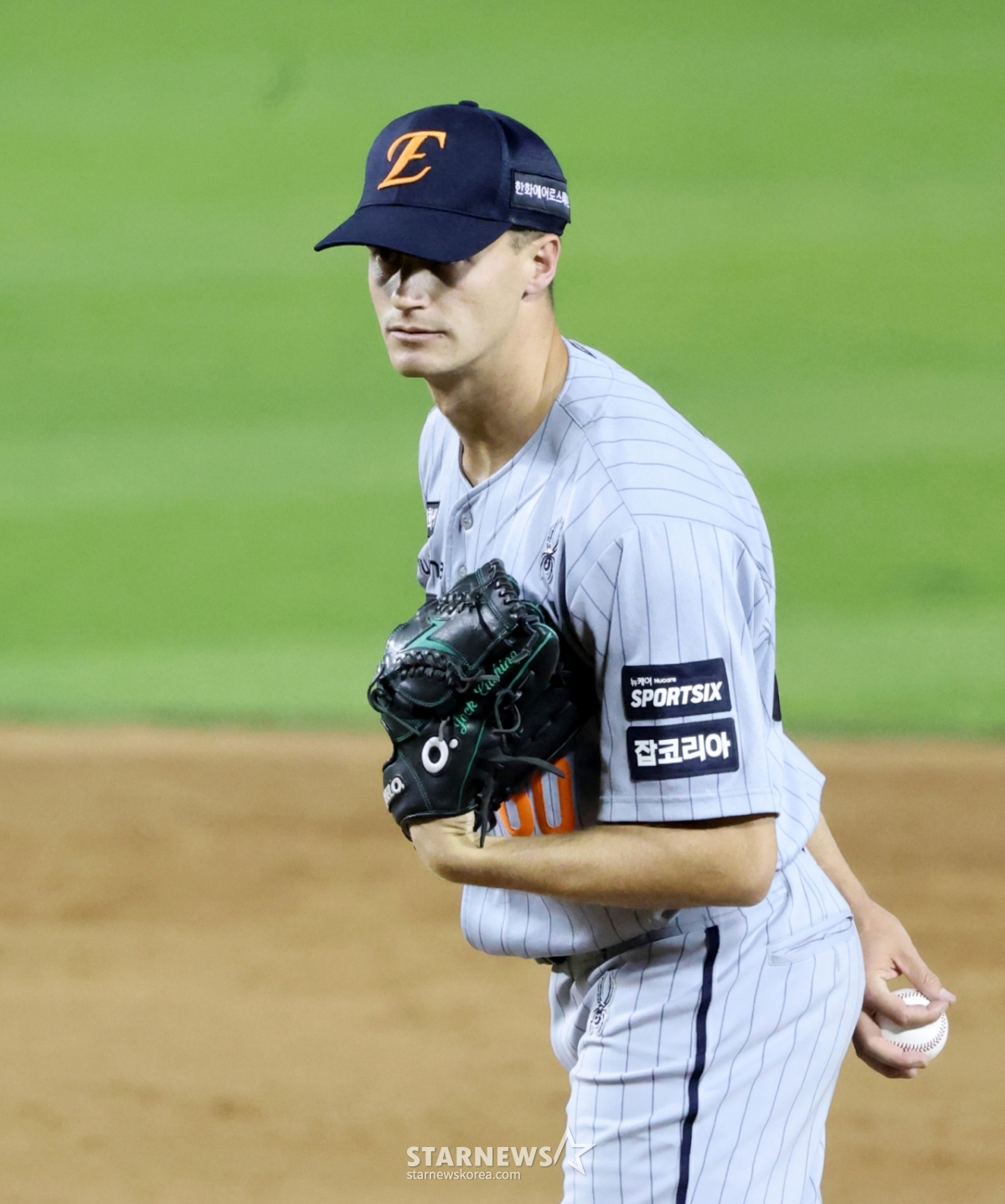 Иностранный питчер Джек Кушинг, временно заменяющий Ханва, готовится к подаче в выездном матче против LG Twins на бейсбольном стадионе Джамсиль 23-го числа. /Фото = Старший репортер Кан Ён Чжо