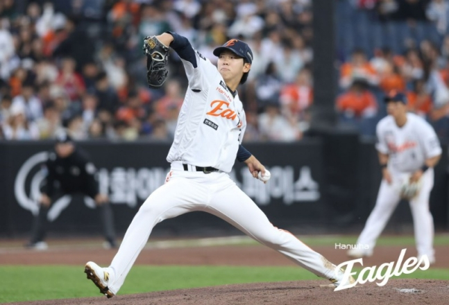 ハンファ·イーグルスのファン·ジュンソ投手が29日、大田（テジョン）ハンファ生命ボールパークで行われたSSGランダースとのホーム試合に先発登板し、投球を繰り広げている。 /写真=ハンファ·イーグルス提供