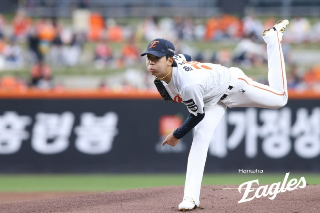 ハンファ·イーグルスのファン·ジュンソ投手が29日、大田（テジョン）ハンファ生命ボールパークで行われたSSGランダースとのホーム試合に先発登板し、投球を繰り広げている。 /写真=ハンファ·イーグルス提供