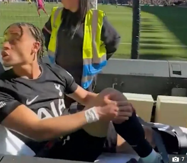 サビ·シモンズが担架に乗せられ、ウルバーハンプトンのファンに向かって悪口を言っている。 /写真=ザサン 仕上げ