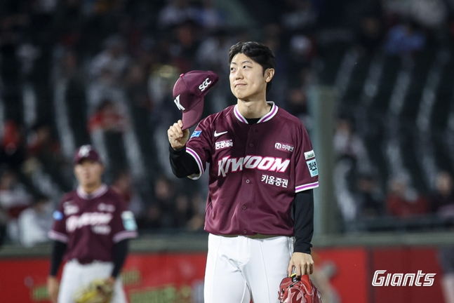 Park Jin-hung greets Busan fans after appearing in the Lotte game at Sajik on the 28th. /Photo=Lotte Giants