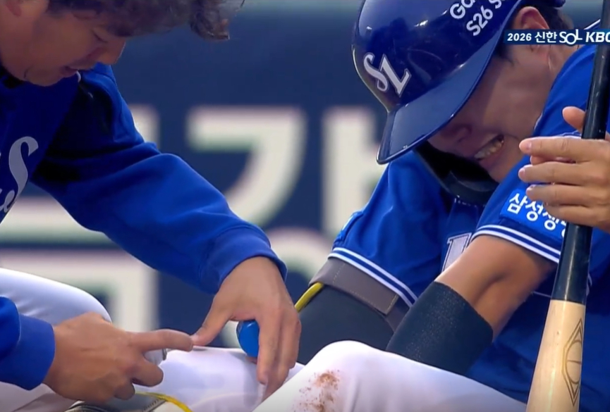 Самсунг Рю Джи Хёк (справа) испытывает боль после того, как 29-го числа получил удар по колену во втором иннинге против Дусана. /Фото = Захват телевизионного экрана