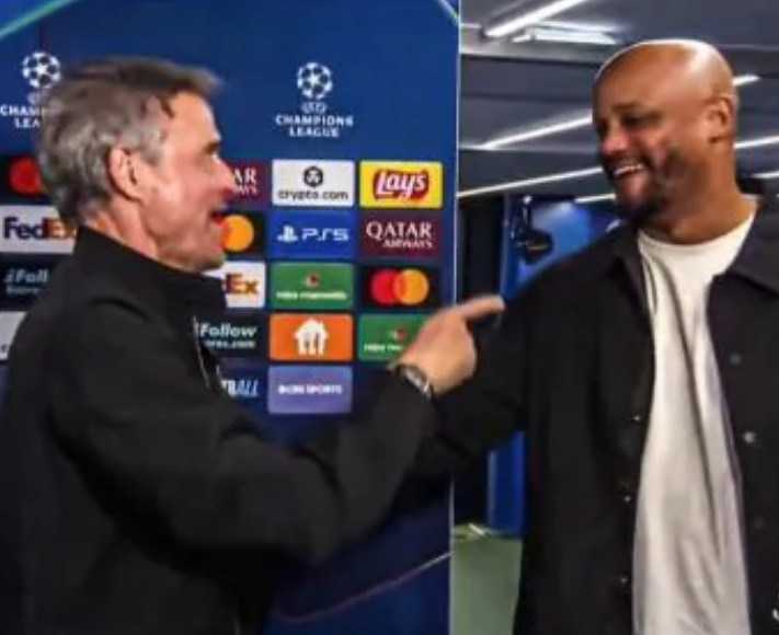Huấn luyện viên Bangsang Kompany (trái) và huấn luyện viên Luis Enrique đang có cuộc trò chuyện vui vẻ sau trận đấu đầu tiên của vòng tứ kết UEFA Champions League 2025-2026 giữa Bayern Munich và PSG tại Parc de France vào ngày 29 (giờ Hàn Quốc). /Ảnh = Cap màn hình TZ