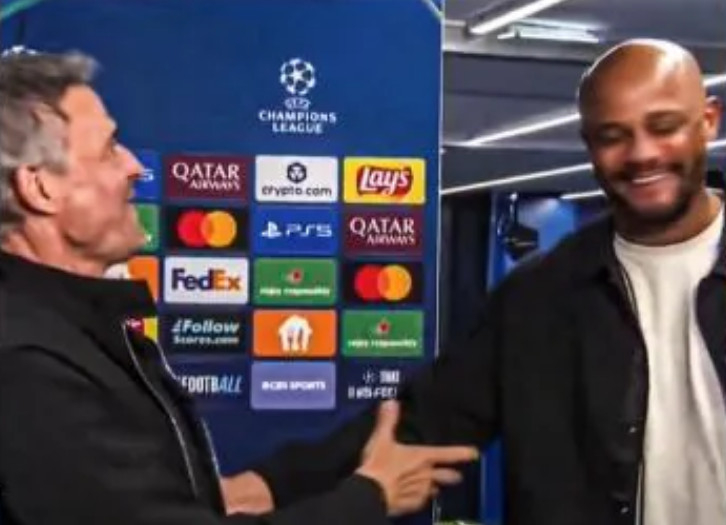 HLV Bangsang Kompany (trái) và HLV Luis Enrique. /Ảnh = Cap màn hình TZ