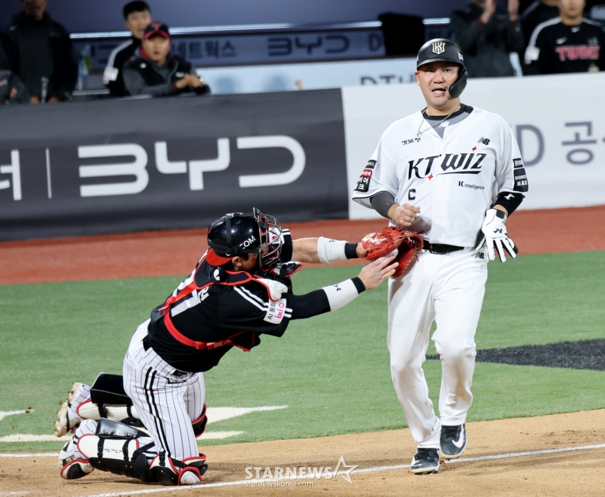 [포토]'누가봐도 홈은 무리였지!' 박동원에 여유있게 태그당하는 장성우