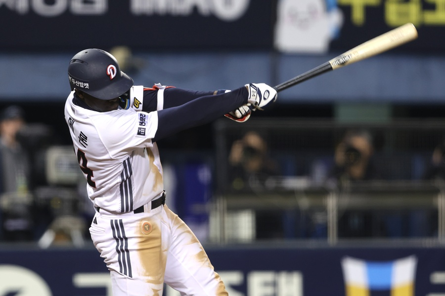 Doosan's Cameron batting in the game against Samsung on the 29th. /Photo=Doosan Bears