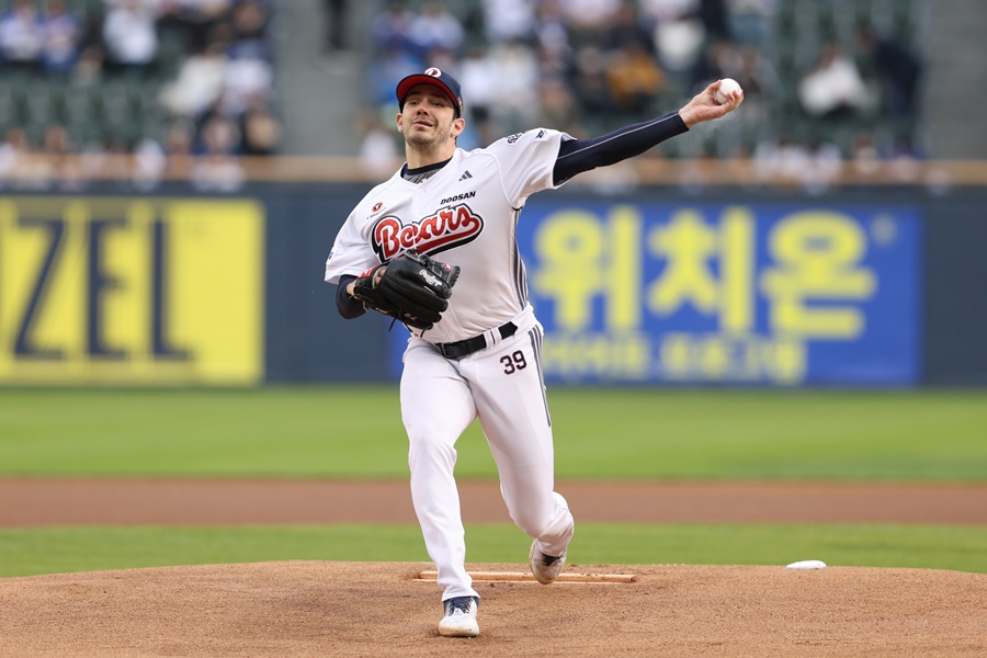 Doosan's Jacklog pitching in the game against Samsung on the 29th. /Photo=Doosan Bears