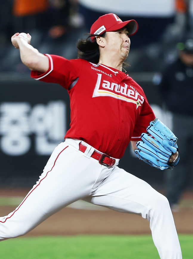 SSG Landers' Moon Seung-won pitched from the fifth inning in an away game against Hanwha Eagles on the 29th. /Photo=SSG Landers