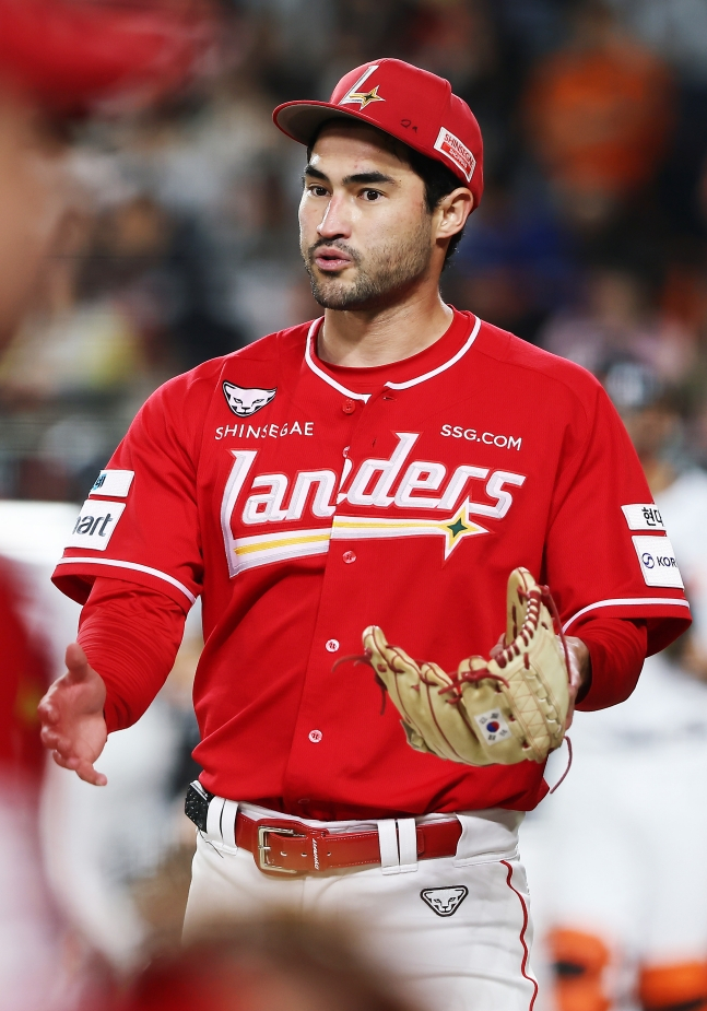 SSG Landers' Mitch White looks disappointed after allowing a run while starting in an away game against Hanwha Eagles on the 29th. /Photo=SSG Landers