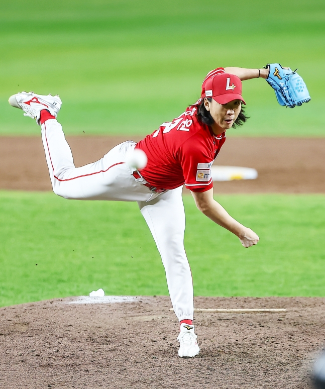SSG Landers' Moon Seung-won pitched from the fifth inning in an away game against Hanwha Eagles on the 29th. /Photo=SSG Landers