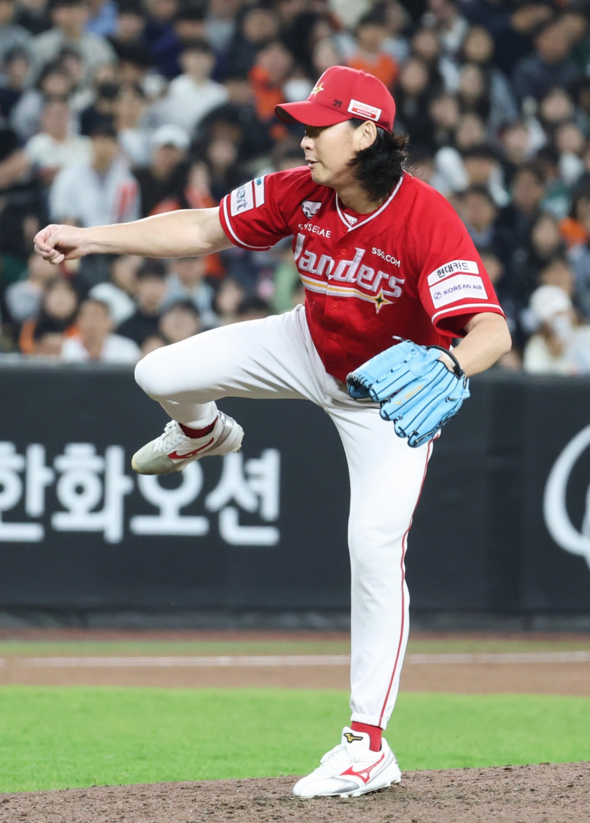 SSG Landers投手文胜元29日在大田韩华生命球场举行的与韩华老鹰队的客场比赛中,在第5回合末以救援投手身份出场,正在奋力投球。 =照片=news1