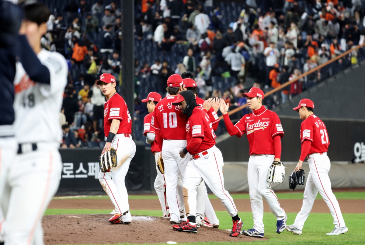 29日,SSG兰德斯选手在大田韩华生命球场举行的与韩华老鹰队的客场比赛中取得胜利后,正在击掌庆祝。  =照片=news1