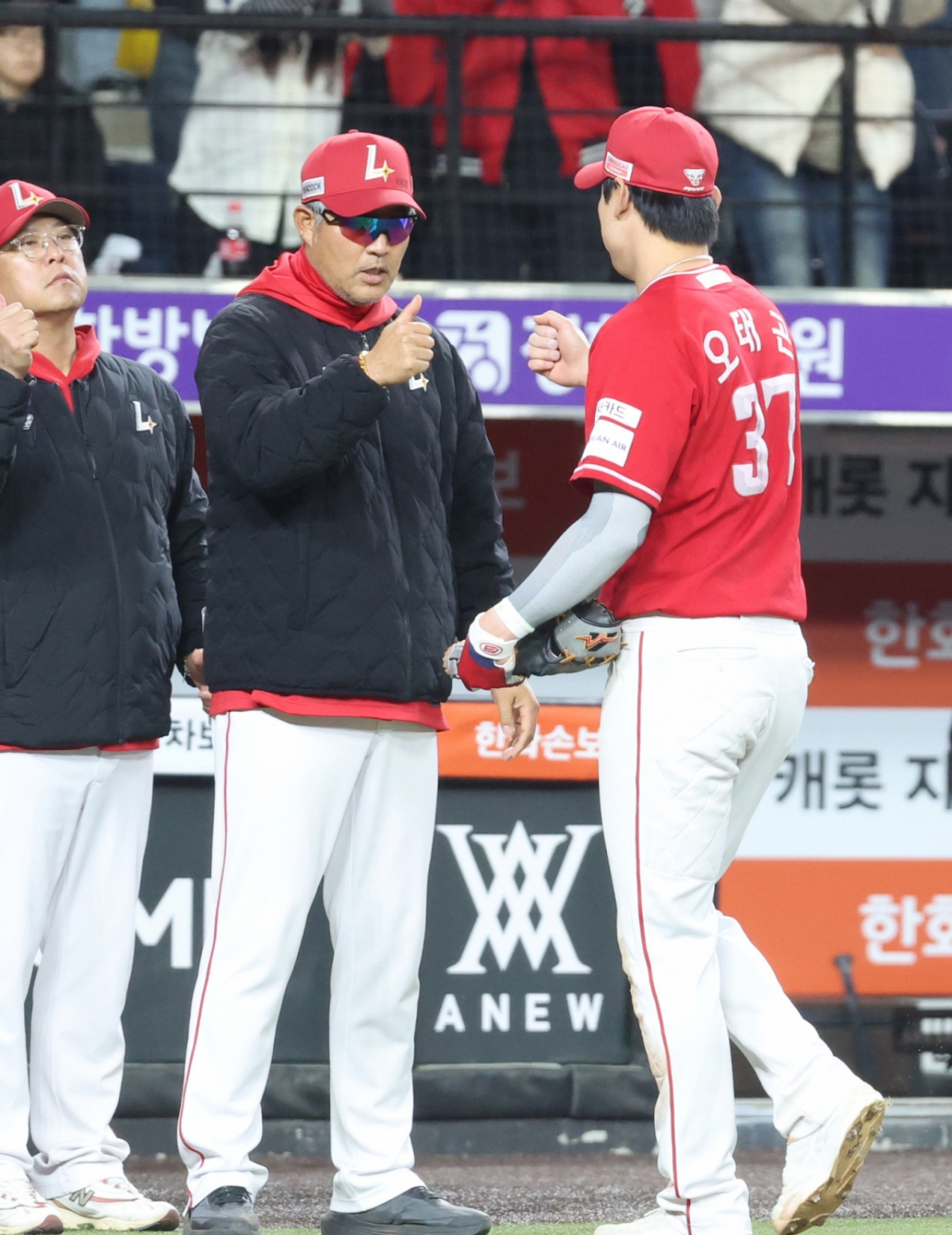 29日，在大田韩华生命球场举行的与韩华老鹰队的客场比赛中，SSG队吴泰坤（右）获胜后，正在与主教练李崇勇击掌庆祝。 =照片=news1