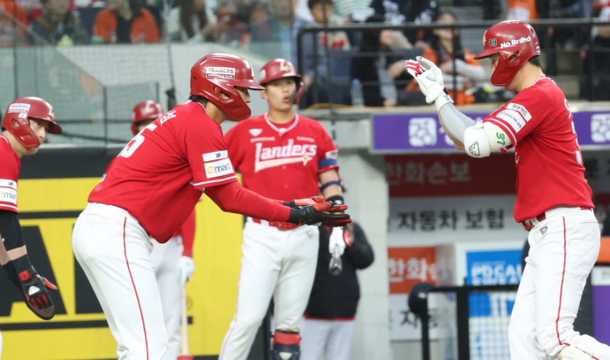 29日，在大田韩华生命球场举行的与韩华老鹰队的客场比赛中，SSG队的吴泰坤（右）在第2回合初击出3分本垒打，正在与韩友岛击掌庆祝。 =照片=news1