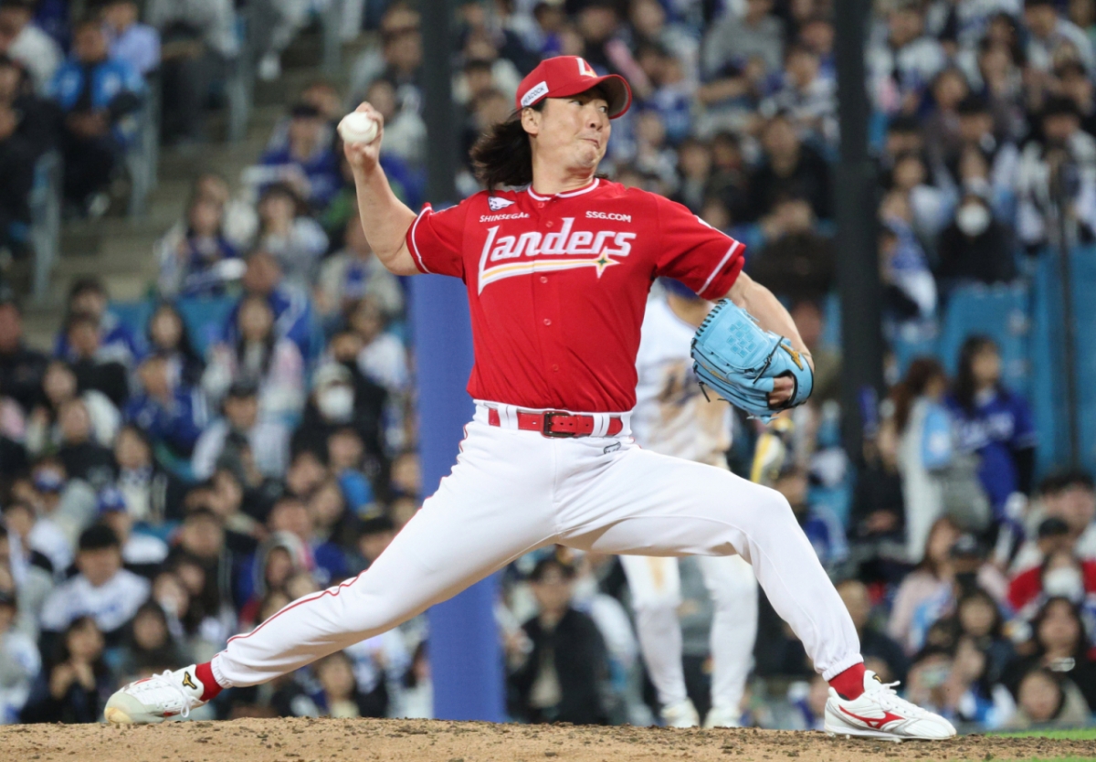 29日,SSG Landers队的文胜元在大田韩华生命球场举行的与韩华老鹰队的客场比赛中,在第5回合末登场,正在展开逆投。 =照片=news1