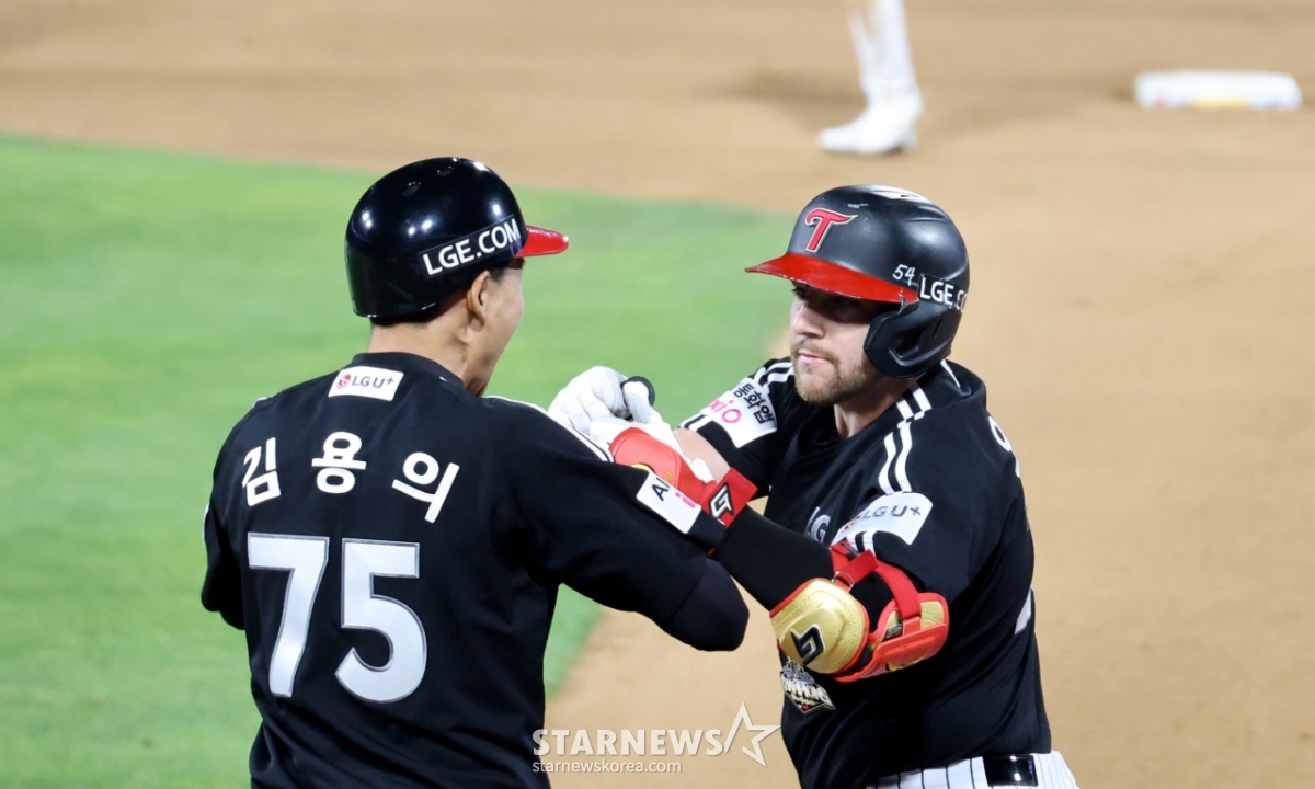 [포토]'연장10회초 1점 다시 앞선다!' 적시타 오스틴