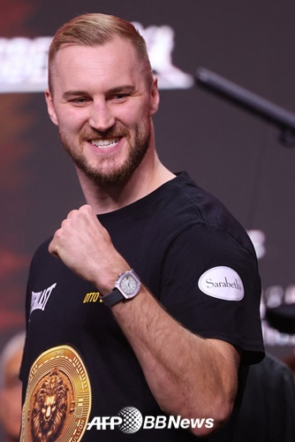 重量级拳击手奥托巴林。 =法新社BBNews=新闻1。