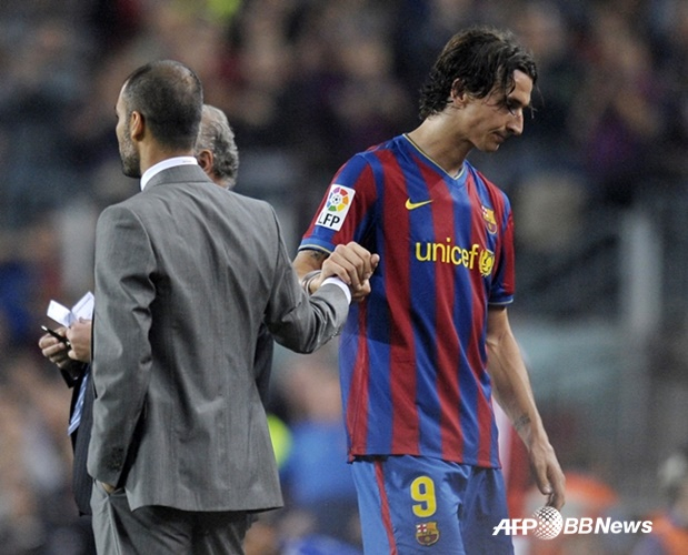 图为巴塞罗那队时期的主教练瓜迪奥拉（左）和伊布拉希莫维奇。 =照片=《太阳报》结束。