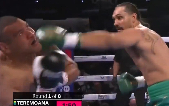 图为鲍伊·图普乌（左）与特雷莫安娜·特雷莫安娜的比赛场面。 =照片=《太阳报》结束。