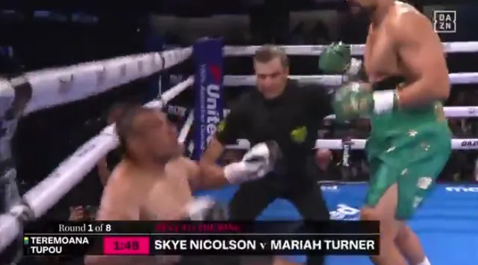 图为鲍伊·图普乌（左）与特雷莫安娜·特雷莫安娜的比赛场面。 =照片=《太阳报》结束。