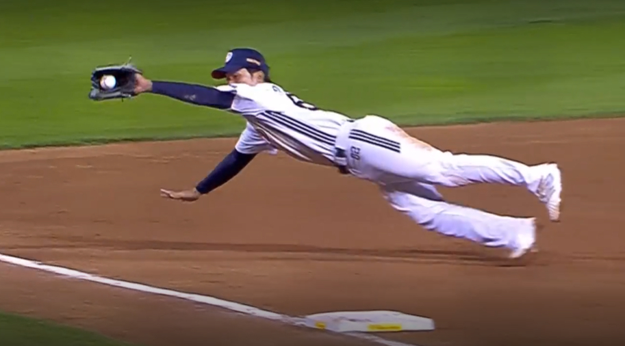 图为安在锡在第7回合初，正抓住沈在勋的击球。 =照片=转播画面截图。