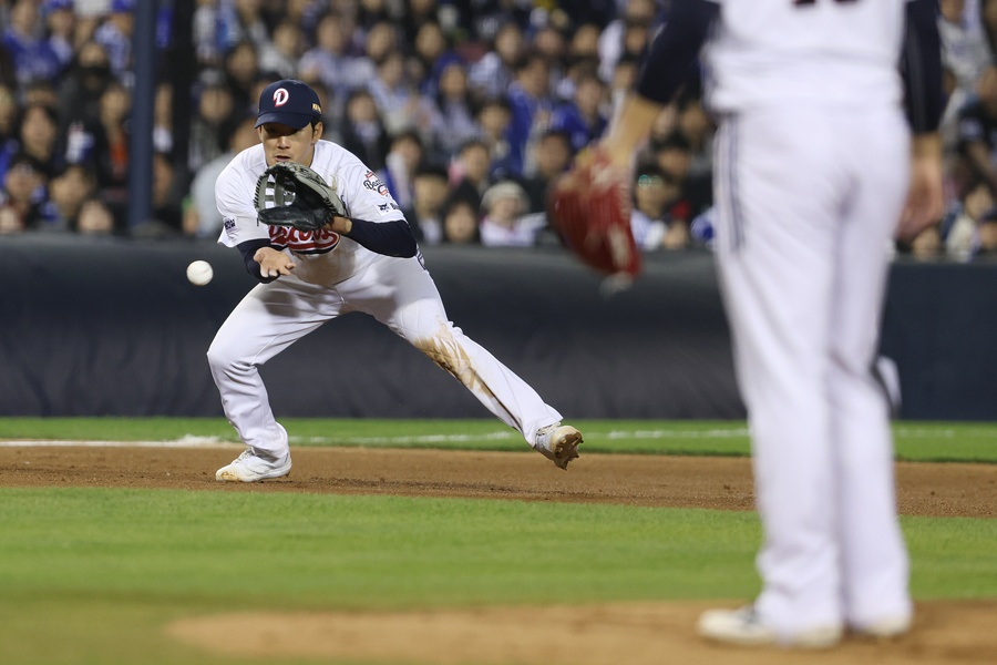 Ан Чжэ Сок, который обрабатывает удар в матче против Samsung 29-го числа. /Фото = Медведи Дусана