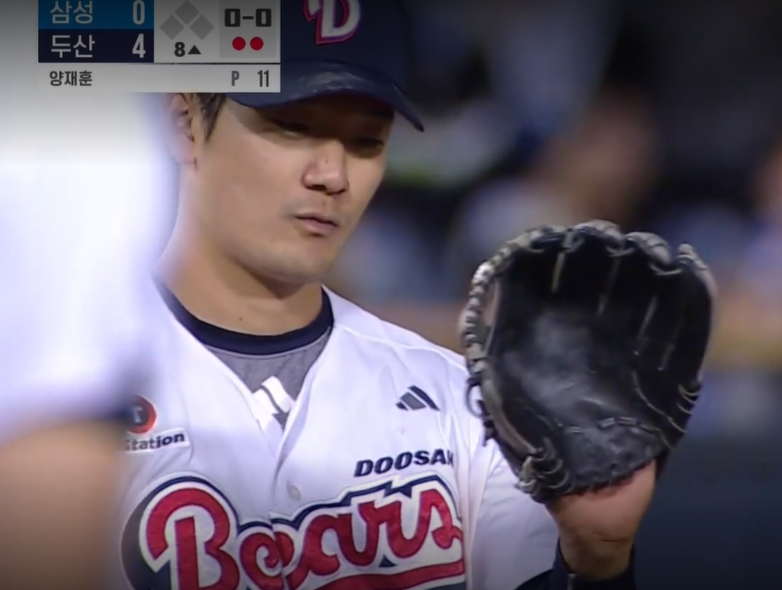Ан Чжэ Сок смотрит на свои перчатки после того, как поймал земляной мяч Ким Сон Юна в 8-м иннинге. /Фото = Захват телевизионного экрана