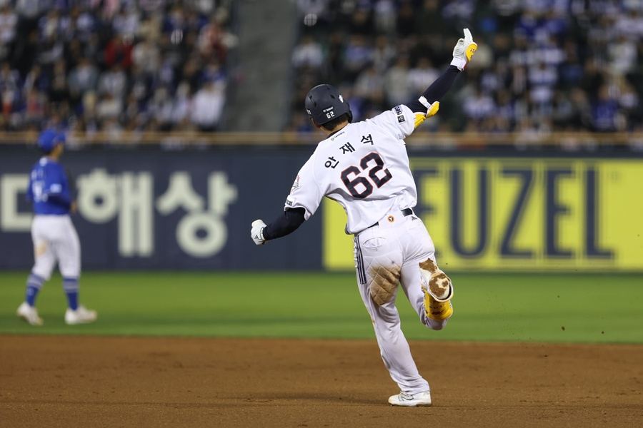 Ан Джэ Сок крутится на базе после сольного хоум-рана в 7-м иннинге. /Фото = Медведи Дусана