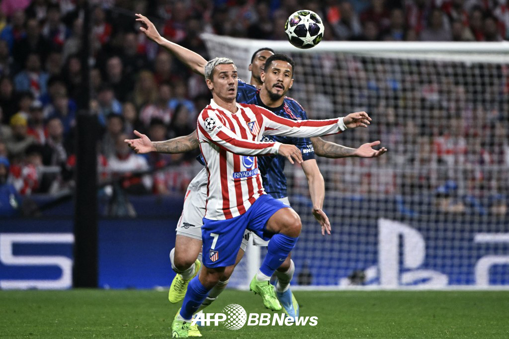 30日、スペイン·マドリードで行われた2025-2026欧州サッカー連盟（UEFA）チャンピオンズリーグ準決勝第1戦でボール争いを繰り広げているアトレティコ·マドリードとアーセナルの選手たち。 /AFPBBNews=ニュース1