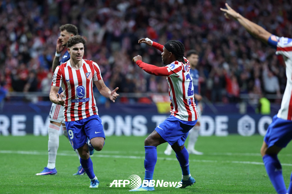 アトレティコ·マドリードのフリアン·アルバレス（左）がペナルティーキックを成功させた後、喜んでいる。 /AFPBBNews=ニュース1