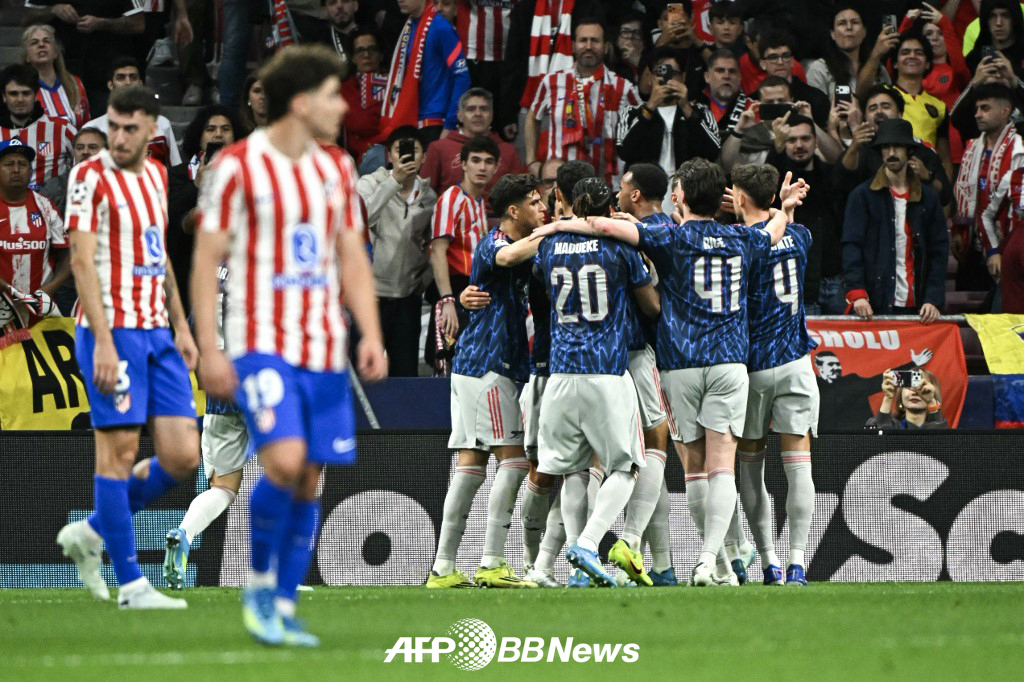 Игроки «Арсенала» счастливы после того, как забил первый гол с пенальти в матче полуфинала Лиги чемпионов УЕФА против «Атлетико Мадрид», который состоялся в Мадриде, Испания, 30-го числа (по корейскому времени). /AFPBBNews =Новости 1