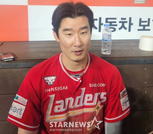 SSG Landers Oh Tae-gon speaks with reporters after leading Hanwha Eagles to a victory on the 29th. /Photo=Senior reporter Ahn Ho-geun