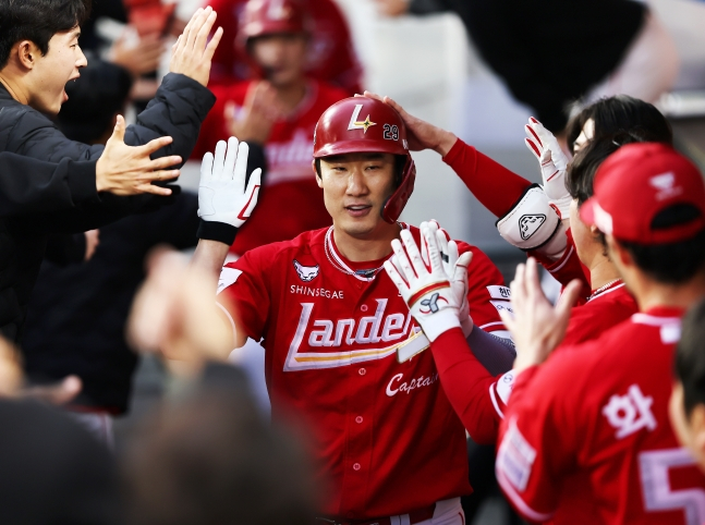 SSG Landers Oh Tae-gon hits a three-run home run in the top of the second inning against Hanwha Eagles on the 29th and receives congratulations from teammates in the dugout. /Photo=SSG Landers