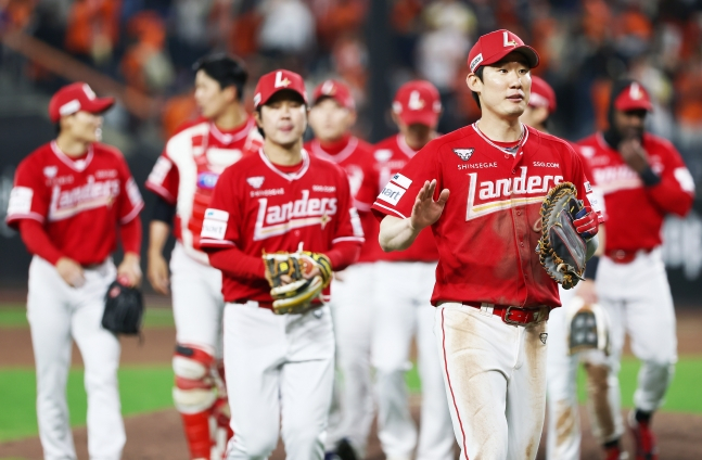 SSG Landers Oh Tae-gon (right) celebrates after winning against Hanwha Eagles on the 29th. /Photo=SSG Landers