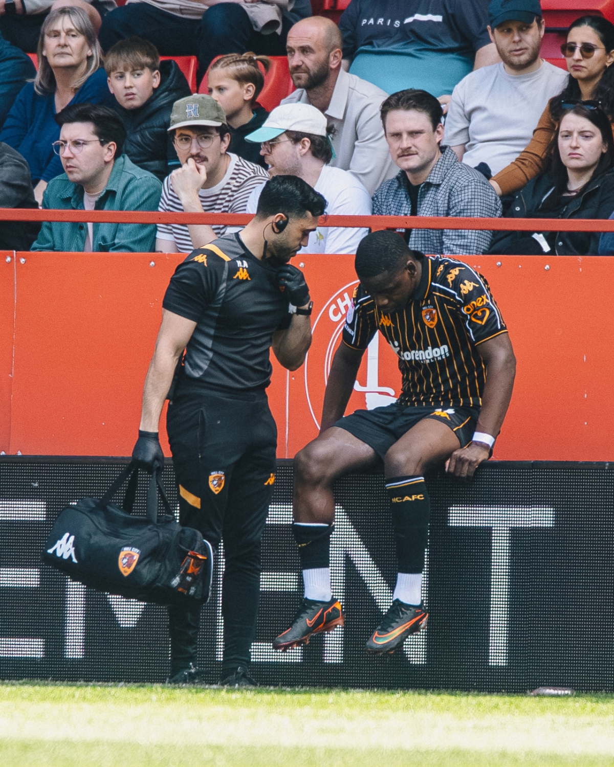 Tiền vệ Elliott Matazo (phải) của Hull City đang kêu đau ở vòng 45 giải vô địch Anh với Charlton Athletic hôm 25/4. Matazo, người đã phục hồi chức năng hơn một năm do chấn thương đứt dây chằng chéo phía trước bên trái vào năm ngoái, đã trở lại sau 410 ngày, nhưng chỉ trong vòng 10 phút, dây chằng chéo phía trước bên phải đã bị đứt. Ảnh = Ảnh chụp màn hình SNS của Hull City