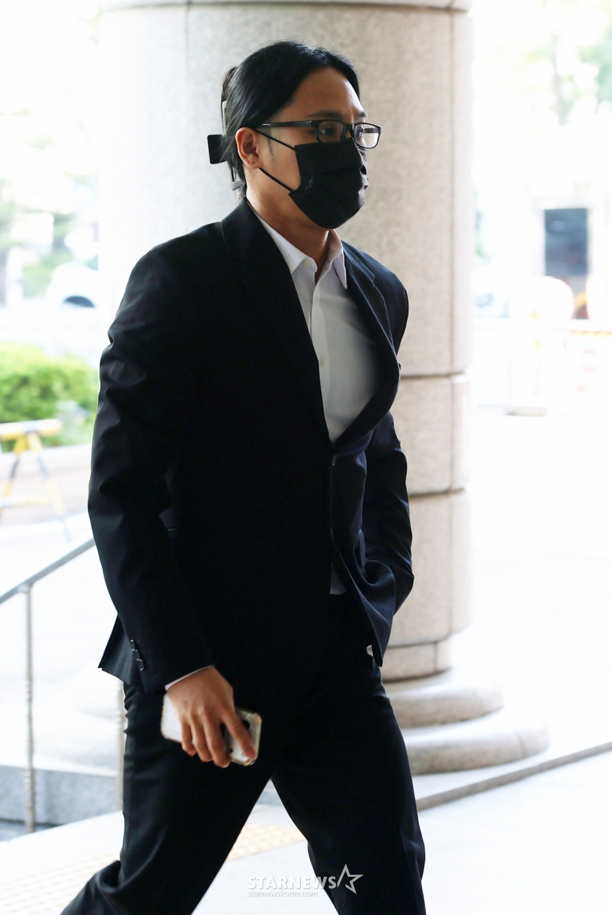 30日,在吸毒自首后被移交审判,被判处一审有期徒刑缓期执行的说唱歌手Sik-K(本名权岷植)正在出席在首尔西部地方法院举行的二审宣判日。 /2026.04.30 / 照片=金辉善hwijpg@