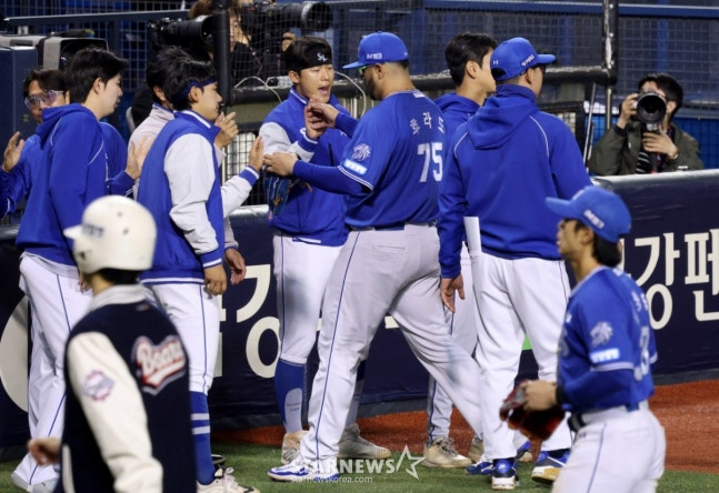 Huardo (center) enters the dugout after the 28th game against Doosan, receiving a warm welcome from his teammates. /Photo=Chief correspondent Kim Jin-kyung