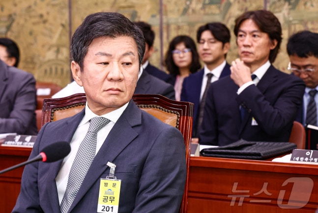 Jeong Mong-gyu, president of the Korea Football Association (KFA), and Hong Myung-bo, head coach of the South Korean national football team, are pictured attending a session of the National Assembly's Culture, Sports and Tourism Committee on September 2024 in Seoul Yeouido, where they faced inquiries regarding the KFA. /Photo=NEWS1