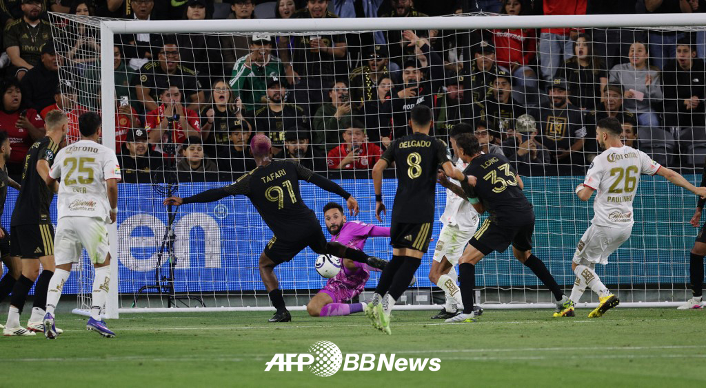 LAFCユーゴ·ヨリスGKが30日、米LAのBMOスタジアムで行われた2026北中米カリブサッカー連盟（CONCACAF）チャンピオンズカップ準決勝第1戦のトルカ（メキシコ）戦で、前半終盤、決定的な好セーブを記録している.. /AFPBBNews=ニュース1