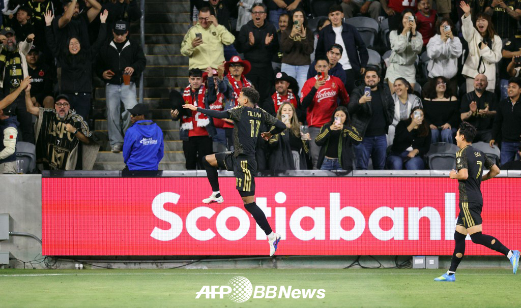LAFCティモシー·ティルマン（左）が30日、米LAのBMOスタジアムで行われた2026北中米カリブサッカー連盟（CONCACAF）チャンピオンズカップ準決勝第1戦のトルカ（メキシコ）戦で、孫興民のアシストを得点につなげた後、喜んでいる。 /AFPBBNews=ニュース1