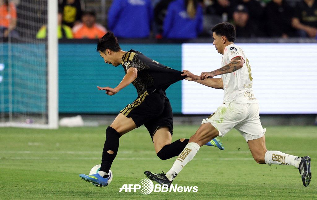 LAFC's Son Heung-min dribbles past opponents under pressure during the first leg of the 2026 CONCACAF Champions Cup quarterfinals against Toluca at BMO Stadium in Los Angeles, USA, on the 30th. /AFPBBNews=NEWS1