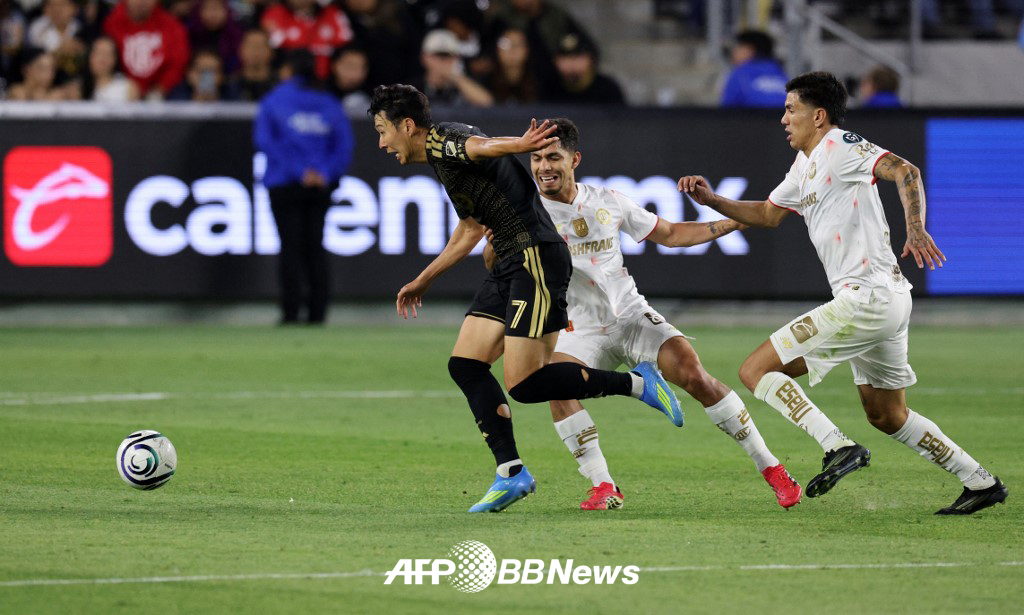 LAFC's Son Heung-min dribbles past opponents during the first leg of the 2026 CONCACAF Champions Cup quarterfinals against Toluca at BMO Stadium in Los Angeles, USA, on the 30th. /AFPBBNews=NEWS1