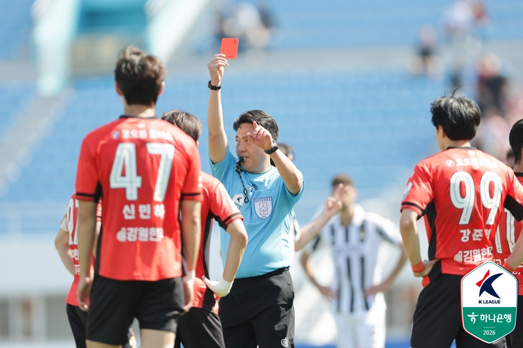 Referee Lee Dong-jun showing a red card during the match between Kangwon FC and FC Seoul held on the 25th at GangneungHigh1 Resort Arena. /Photo=Korea Professional Football League
