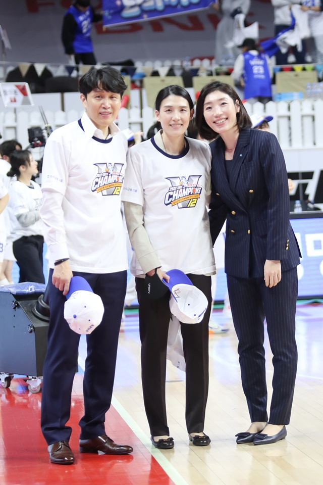 From left: Head coach Wi Seong-woo, newly appointed head coach Jeon Ju-won, and Coach Im Young-hee. /Photo=WKBL