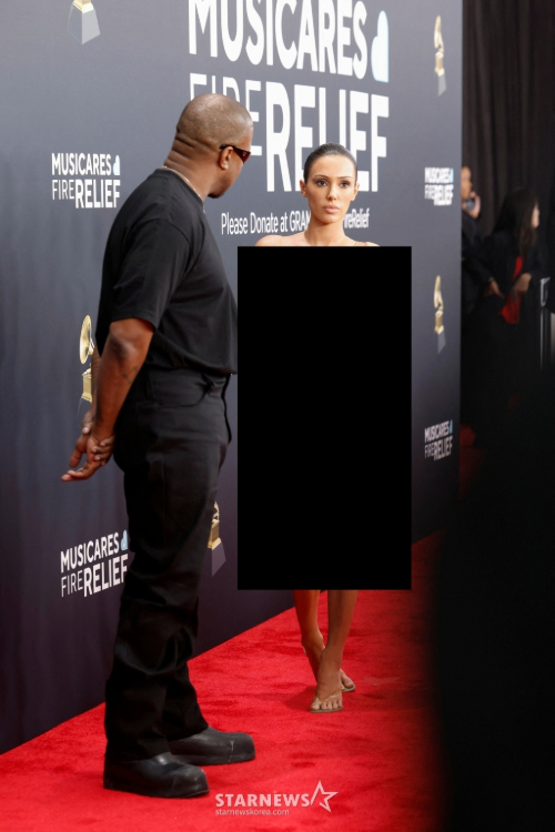 Bianca Censori, who shocked the world at the 2025 Grammy Awards by removing her coat and appearing in a nearly fully exposed sheer slip dress /AFPBBNews=NEWS1