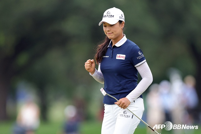 Yoon Ina clenches her fist after making a putt during the final fourth round of the Chevron Championship, the first major of the 2024 LPGA Tour season, on the 27th. /AFPBBNews=NEWS1