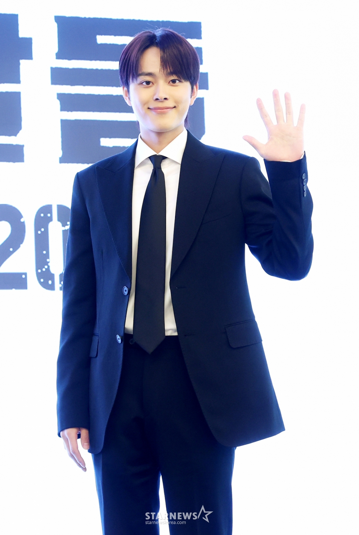 Ngày 30/3, diễn viên Yoo Seon Ho đang tạo dáng tại buổi họp báo của vở nhạc kịch The Days diễn ra tại khách sạn Elena, Gangnam-gu, Seoul. /2026.04.30 /Ảnh = Kim Hwi Sun hwijpg@