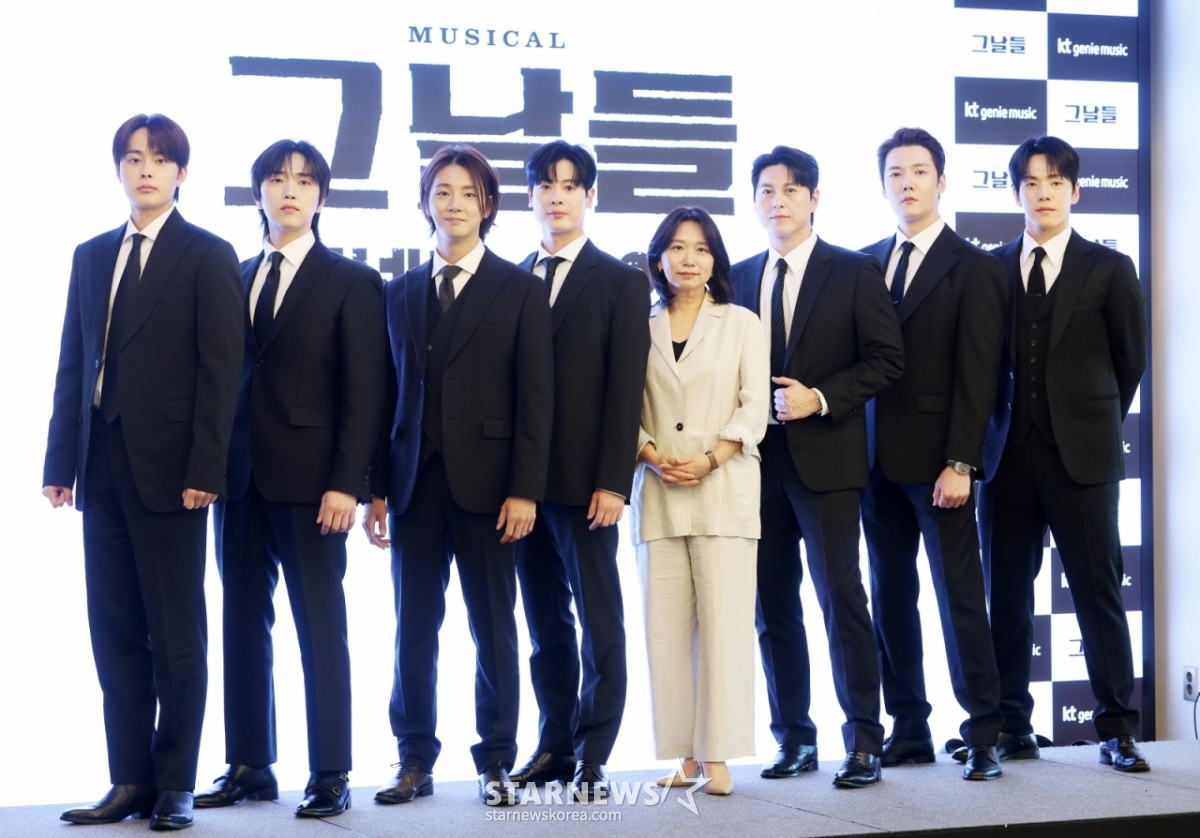 Actors Yoo Seon-ho, Sandeul, Yoon Si-yoon, Park Kyu-won, director Jang Yu-jeong, and actors Ryu Soo-young, Choi Jin-hyuk, and Kim Jung-hyun pose at a press conference for the musical 'Those Days' held at the Ellyena Hotel in Gangnam-gu, Seoul, on the 30th. /2026.04.30 /Photo=Kim Hwi-seon hwijpg@