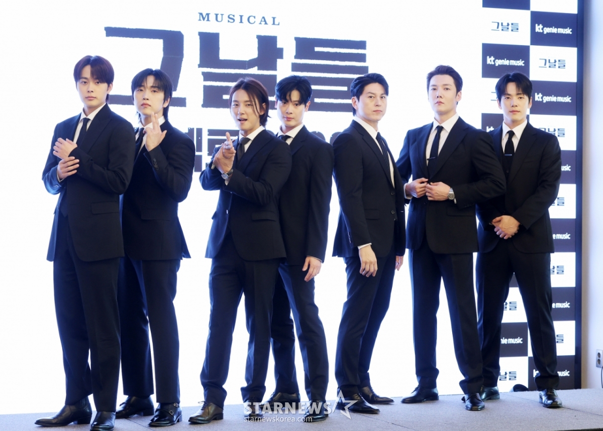 Actors Yoo Seon-ho, Sandeul, Yoon Si-yoon, Park Kyu-won, Ryu Soo-young, Choi Jin-hyuk, and Kim Jung-hyun pose at a press conference for the musical 'Those Days' held at the Ellyena Hotel in Gangnam-gu, Seoul, on the 30th. /2026.04.30 /Photo=Kim Hwi-seon hwijpg@