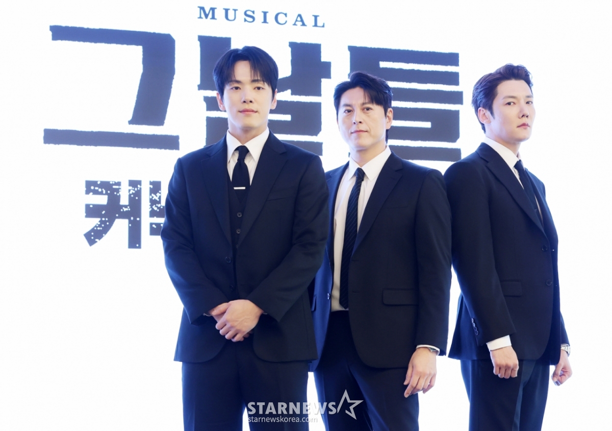 Actors Kim Jung-hyun, Ryu Soo-young, and Choi Jin-hyuk pose at a press conference for the musical 'Those Days' held at the Ellyena Hotel in Gangnam-gu, Seoul, on the 30th. /2026.04.30 /Photo=Kim Hwi-seon hwijpg@